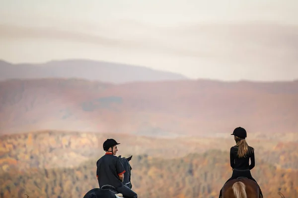 Hombre Chica Montando Caballos Separados Las Montañas Con Una Vista —  Fotos de Stock