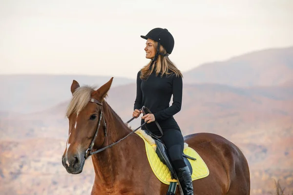 Hermosa Joven Montar Caballo Una Montaña Deporte Ecuestre Jockey Femenino —  Fotos de Stock