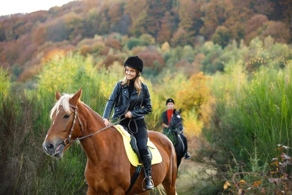 Homem Menina Montando Cavalos Separados Montanhas Com Vista Incrível Casal — Fotografia de Stock