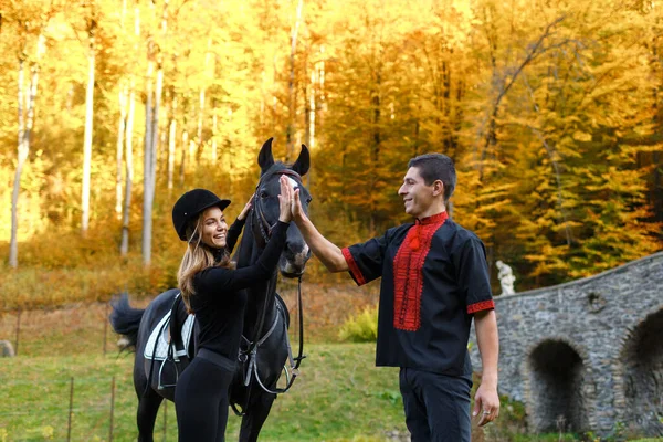 Chica Montando Caballo Parque Otoño Cerca Del Lago Las Montañas —  Fotos de Stock