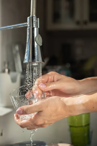 Wodoodporna Koncepcja Zegarka Zbliżenie Rąk Kobiety Myjącej Szklaną Filiżankę Umyć — Zdjęcie stockowe