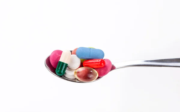 Molte pillole colorate e compresse in cucchiaio — Foto Stock