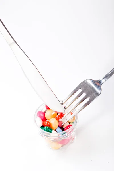 Наркотики, лекарство на тарелке с вилкой, ложкой — стоковое фото