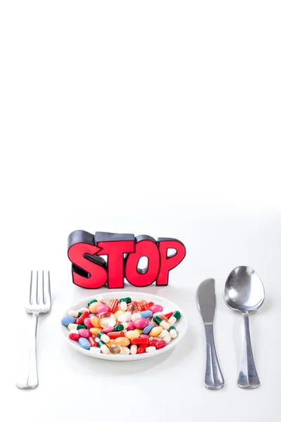 Drogas, medicina em um prato com garfo, colher — Fotografia de Stock