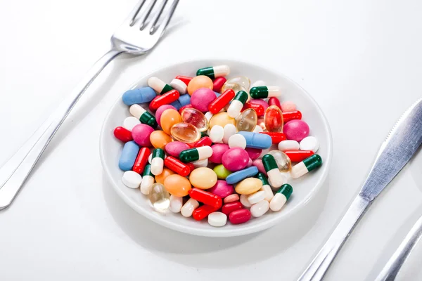 Drogas, medicina em um prato com garfo, colher — Fotografia de Stock