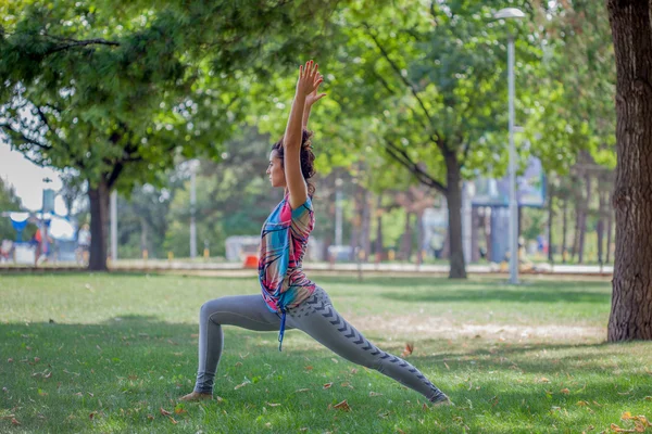 Jovem praticando ioga no parque — Fotografia de Stock