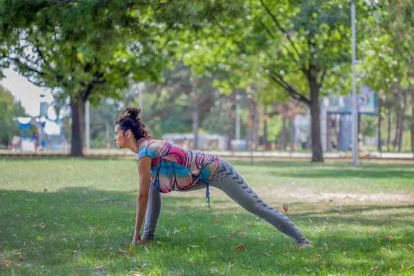 Jovem praticando ioga no parque — Fotografia de Stock