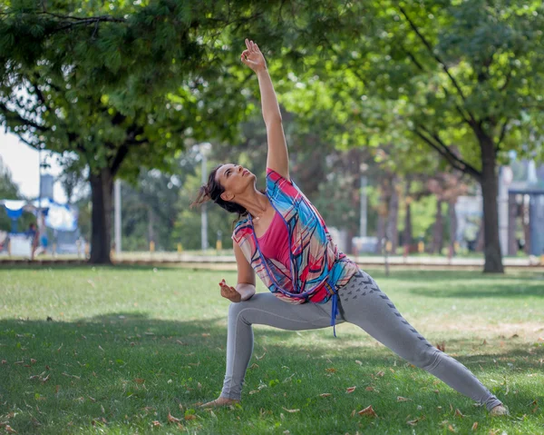 Молода жінка практикує йогу в парку — стокове фото
