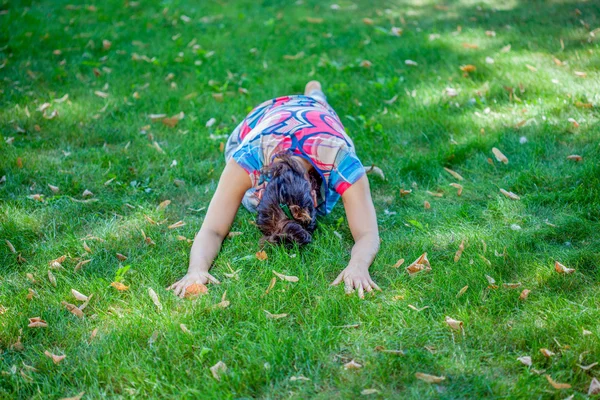 Jovem praticando ioga no parque — Fotografia de Stock