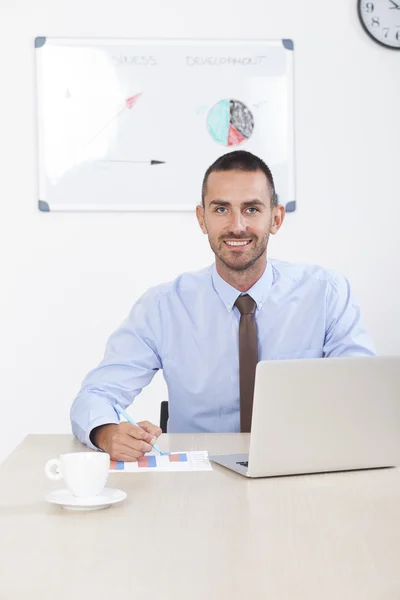 Empresário trabalhando no escritório em seu laptop — Fotografia de Stock