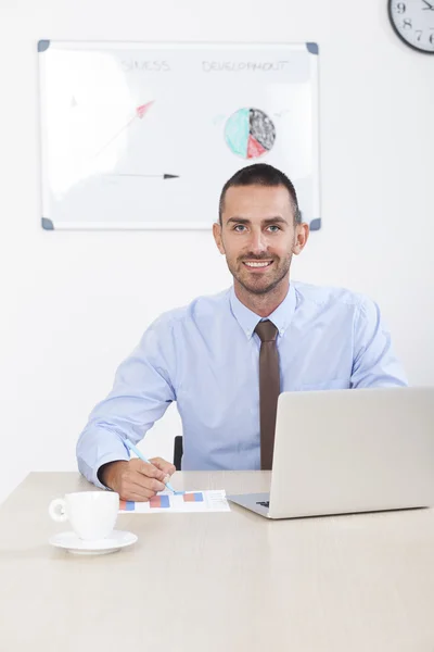 Homme d'affaires travaillant au bureau sur son ordinateur portable — Photo