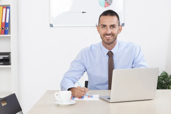 Empresário trabalhando no escritório em seu laptop — Fotografia de Stock