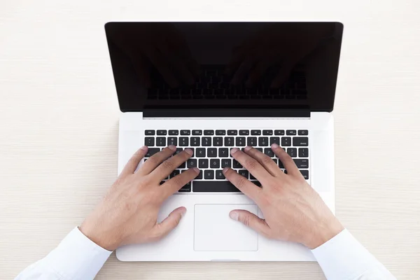 Zbliżenie biznesmen pisania na komputerze przenośnym. Mężczyzna w ręce — Zdjęcie stockowe