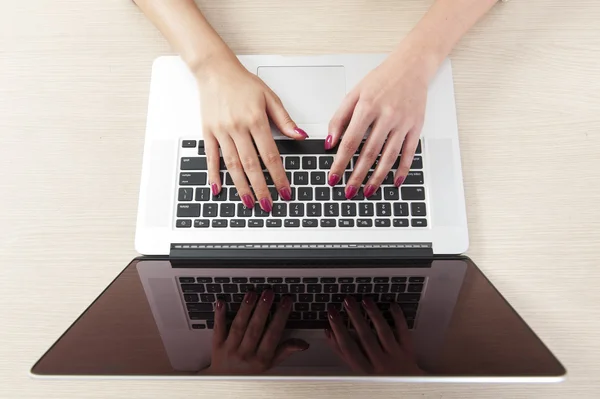 Tastarea mâinilor pe tastatura laptopului — Fotografie, imagine de stoc