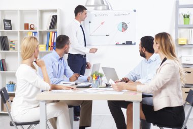 İş ortakları toplantıda belge ve fikirleri tartışıyor