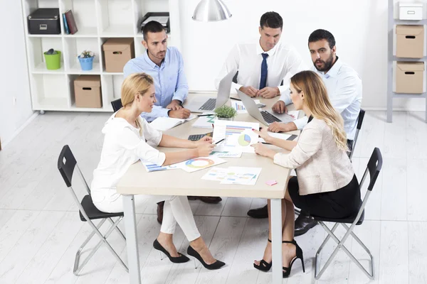 Geschäftspartner diskutieren bei Treffen über Dokumente und Ideen — Stockfoto