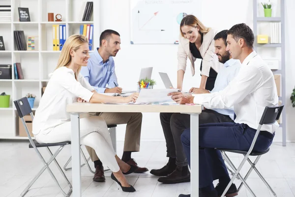 Geschäftspartner diskutieren bei Treffen über Dokumente und Ideen — Stockfoto