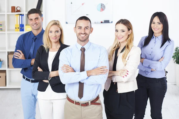 Jovem empresário com equipe de negócios — Fotografia de Stock