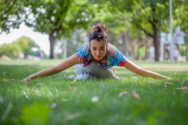 Frau praktiziert Yoga im Park — Stockfoto