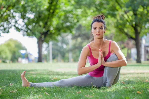 Frau praktiziert Yoga im Park — Stockfoto