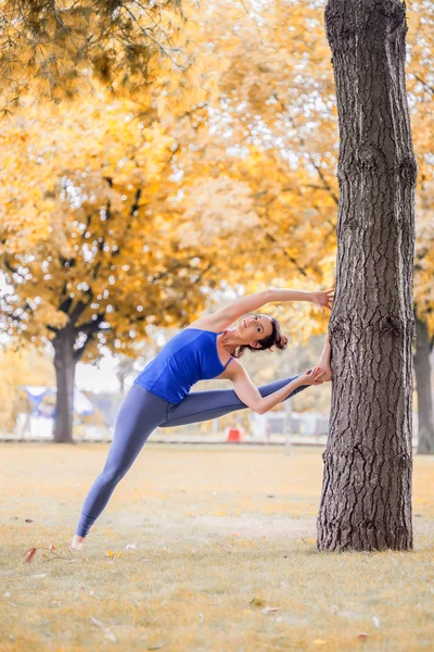Jovem praticando ioga no parque — Fotografia de Stock