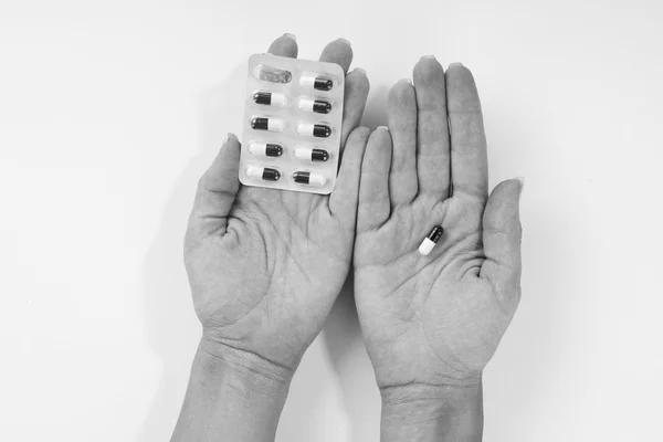 Pastillas o cápsulas medicinales en las manos — Foto de Stock