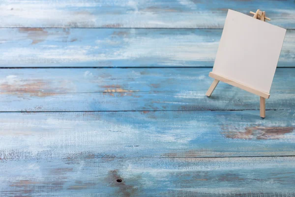 Pequeño caballete con hoja de papel del álbum — Foto de Stock