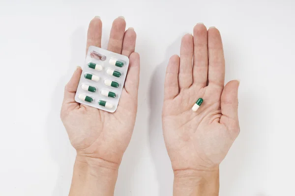 Orvostudomány tabletták vagy kapszulák kezében — Stock Fotó