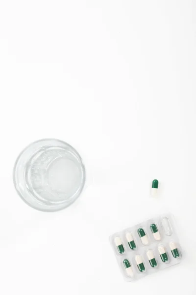 Segelas air dan pil — Stok Foto