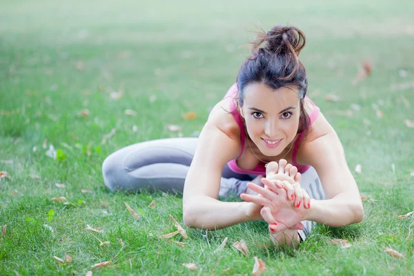 O tânără care practică yoga în parc — Fotografie, imagine de stoc