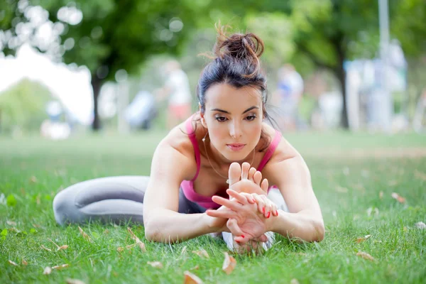 O tânără care practică yoga în parc — Fotografie, imagine de stoc