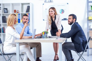 İş adamlarının ofiste toplantısı var.