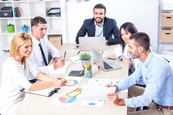 Empresários que têm reunião no escritório — Fotografia de Stock