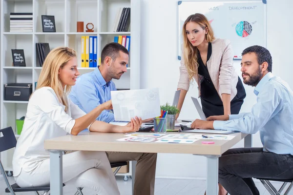 Affärsmän som sammanträder i tjänsten — Stockfoto