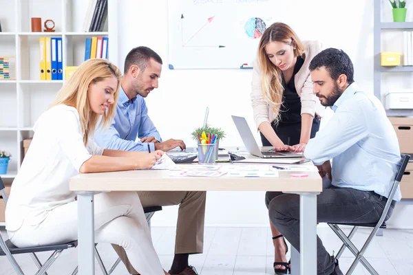 Geschäftsleute treffen sich im Büro — Stockfoto