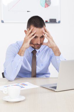 Onun masasında ofisinde çalışan işadamı vurguladı