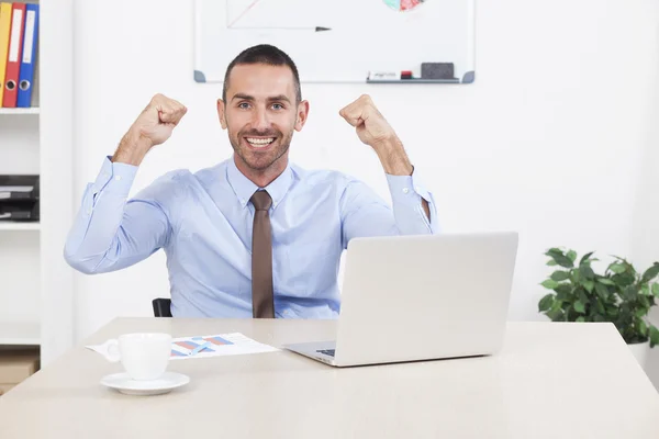 Empresário feliz trabalhando em seu escritório no laptop — Fotografia de Stock