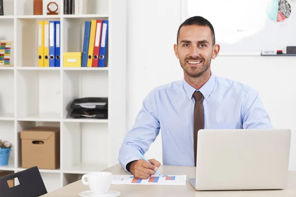 Uomo d'affari felice che lavora nel suo ufficio sul computer portatile — Foto Stock