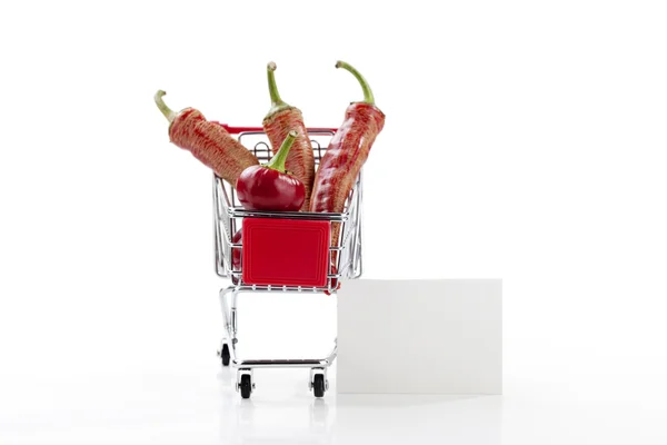 Красный острый перец чили в тележке супермаркета — стоковое фото