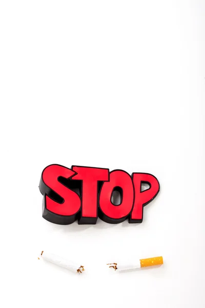 Smettere di fumare concetto, mazzo di sigarette su sfondo bianco wi — Foto Stock