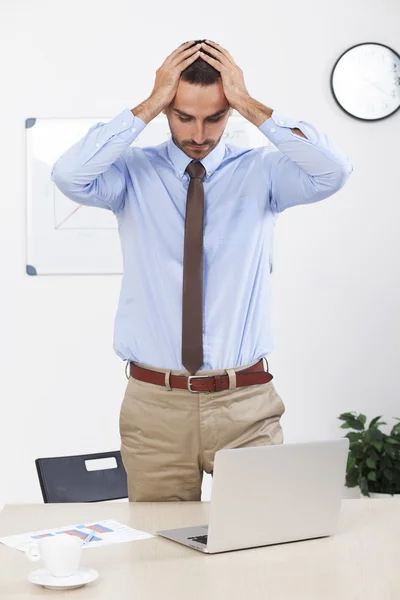 Homme d'affaires stressé travaillant à son bureau dans son bureau — Photo