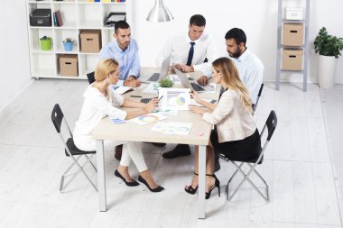 İş adamlarının ofiste toplantısı var.