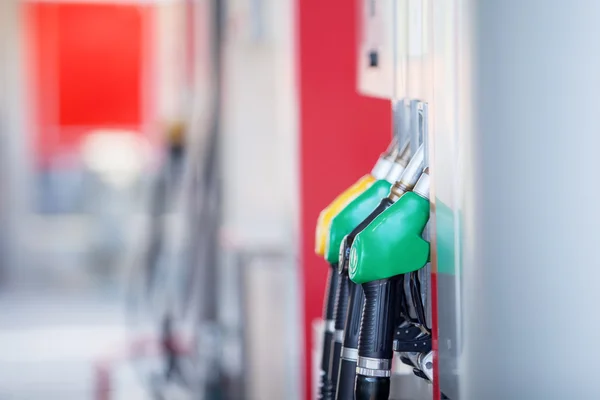 Bocais de combustível codificados a cores no posto de gasolina — Fotografia de Stock