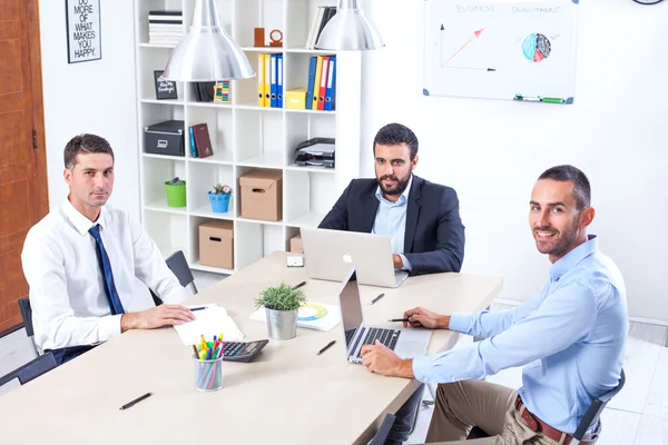 Grup Toplantısı ofiste iş adamları. İş bölümü — Stok fotoğraf