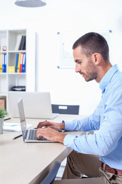 Zakenman werken in zijn kantoor op computer — Stockfoto