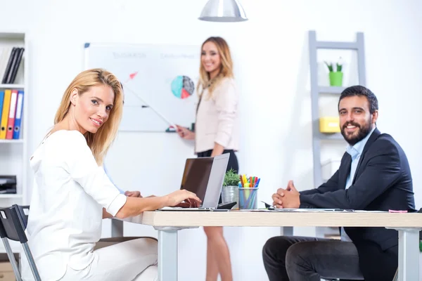 Empresários que têm reunião no escritório — Fotografia de Stock
