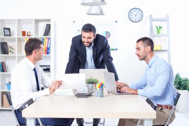 İş adamlarının ofiste toplantısı var.