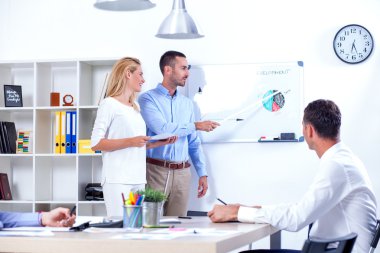 İş adamlarının ofiste toplantısı var.