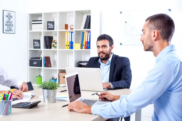 Empresários que têm reunião no escritório — Fotografia de Stock