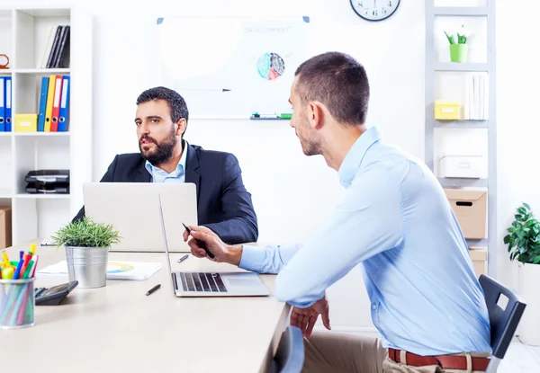 Empresários que têm reunião no escritório — Fotografia de Stock